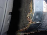 Rust hiding underneath the side skirt-dsc01521.jpg