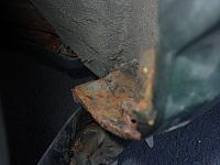 Rust hiding underneath the side skirt-dsc01516.jpg