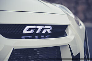 Photoshoot with a very special GT-R-rwk8unv.jpg